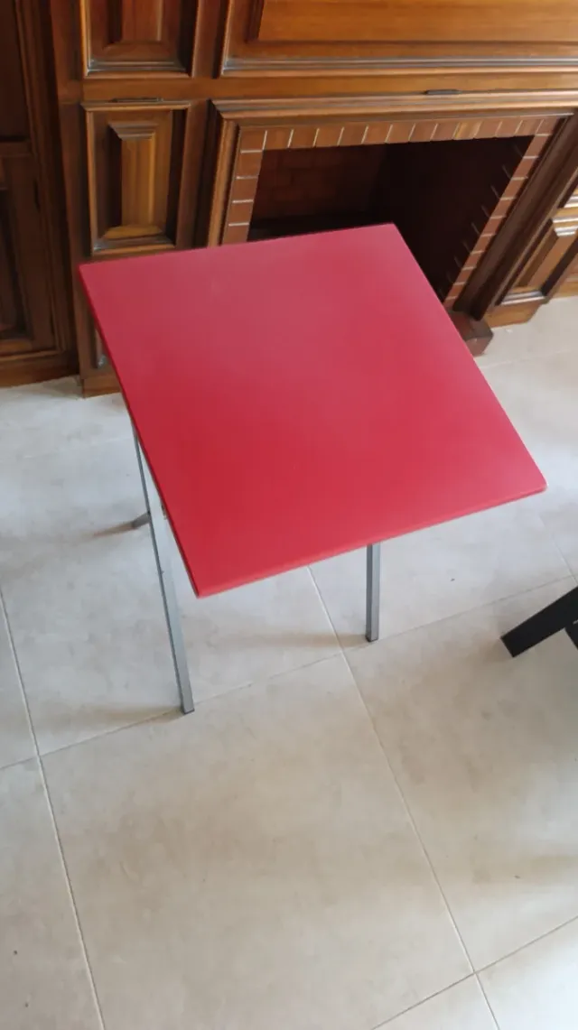 Mesa plegable roja y plateada
