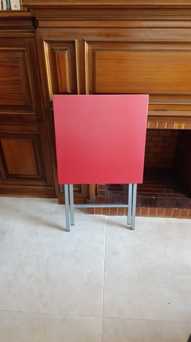 Mesa plegable roja y plateada