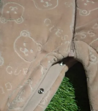 Buzo Guess Terciopelo Bebé Oso
