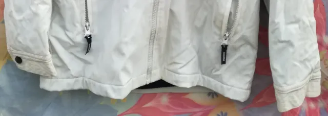 CAZADORA BLANCA Y FORRO POLAR AZUL CON CAPUCHA