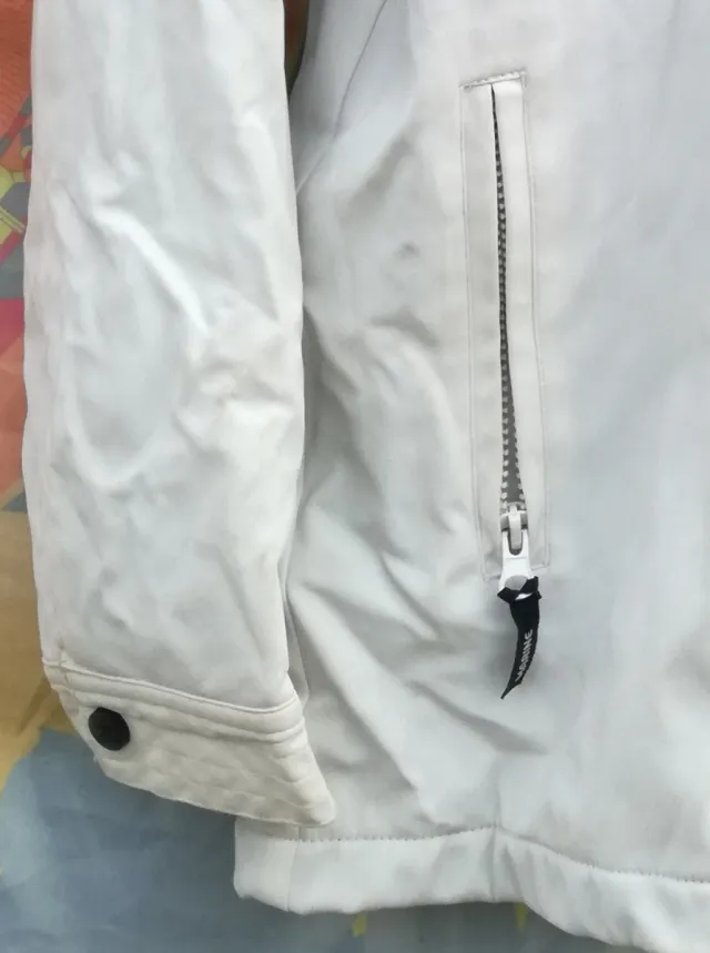 CAZADORA BLANCA Y FORRO POLAR AZUL CON CAPUCHA