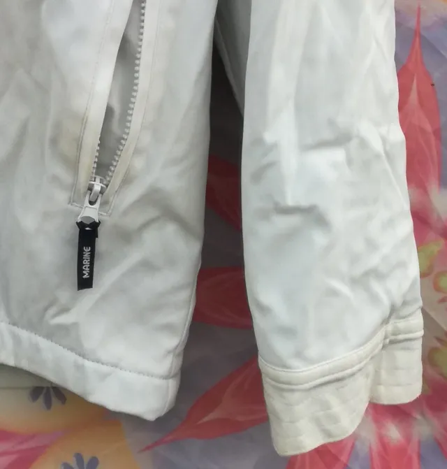 CAZADORA BLANCA Y FORRO POLAR AZUL CON CAPUCHA