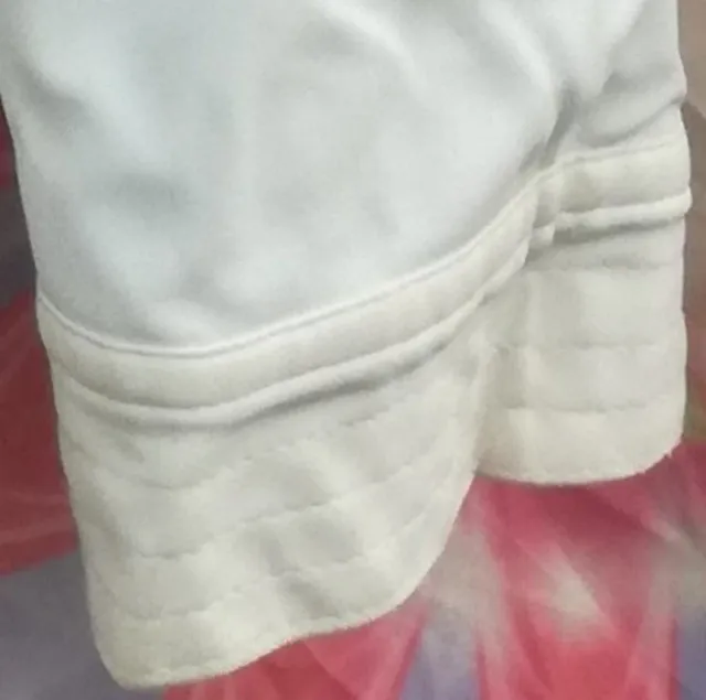 CAZADORA BLANCA Y FORRO POLAR AZUL CON CAPUCHA