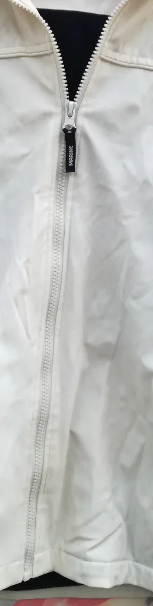 CAZADORA BLANCA Y FORRO POLAR AZUL CON CAPUCHA