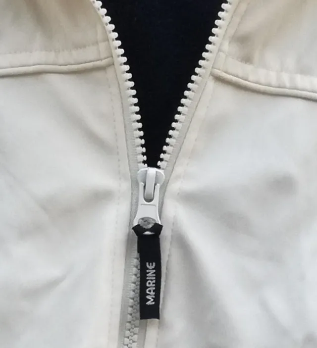 CAZADORA BLANCA Y FORRO POLAR AZUL CON CAPUCHA