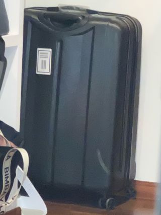 Maleta negra rígida con ruedas