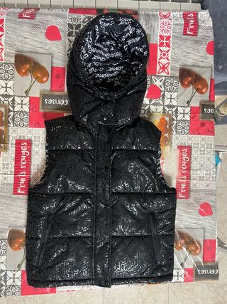 Chaleco negro con capucha