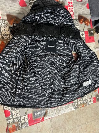 Chaleco negro con capucha