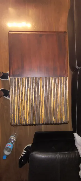 Mesita de comedor de madera y caña