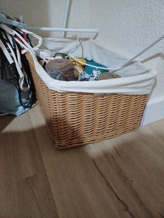 Cesta con madejas de trapillo