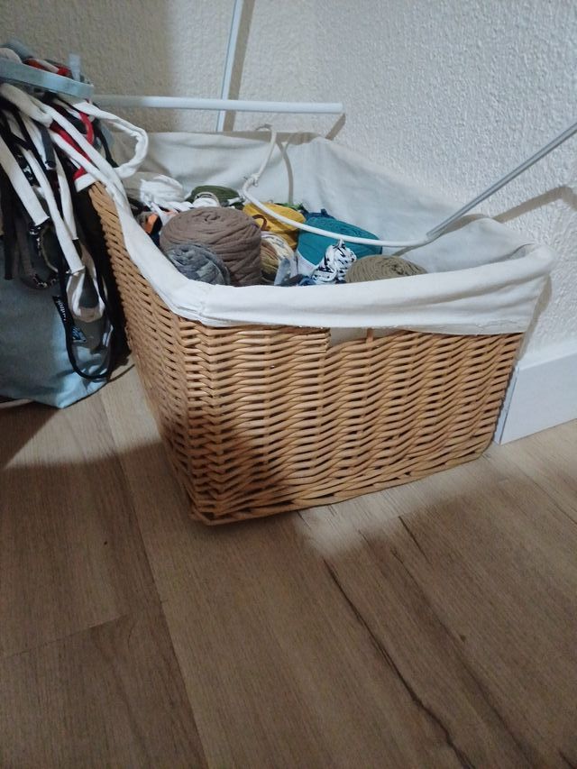 Cesta con madejas de trapillo