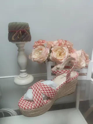 Sandalias cuña rojas y beige