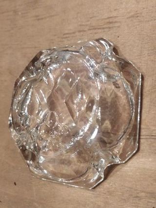 Posacenere in vetro con semi di carte da gioco