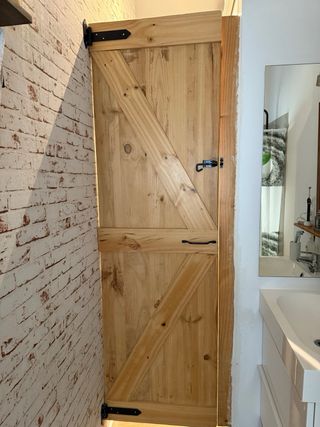 Puerta de madera estilo rústico