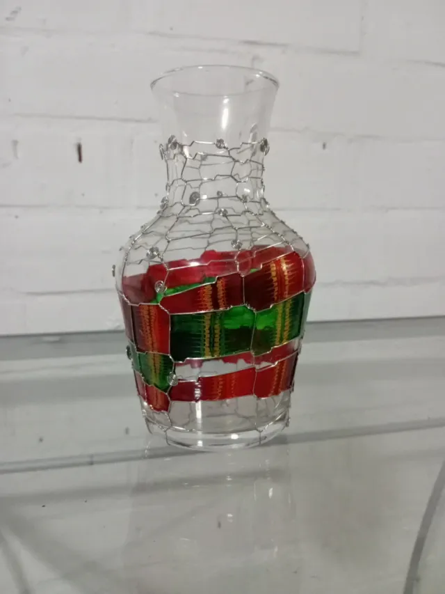 Jarrón de cristal con detalles metálicos