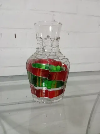 Jarrón de cristal con detalles metálicos