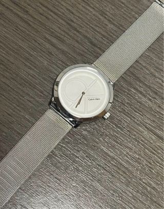 Reloj Calvin Klein plateado y blanco