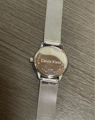 Reloj Calvin Klein plateado y blanco