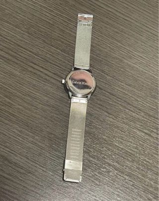 Reloj Calvin Klein plateado y blanco