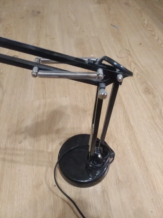 Lámpara de mesa metálica negra