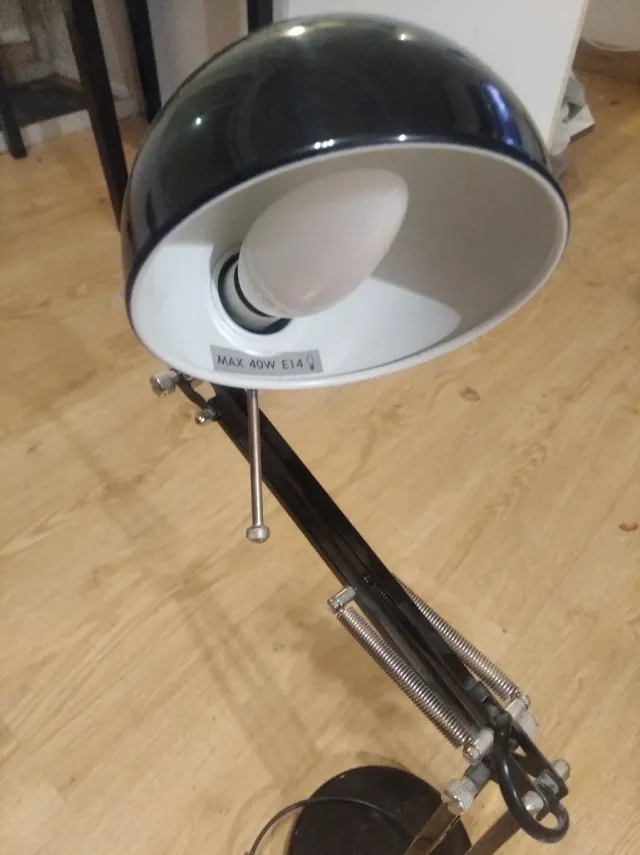 Lámpara de mesa metálica negra