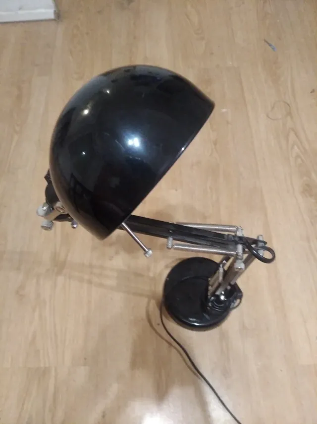 Lámpara de mesa metálica negra