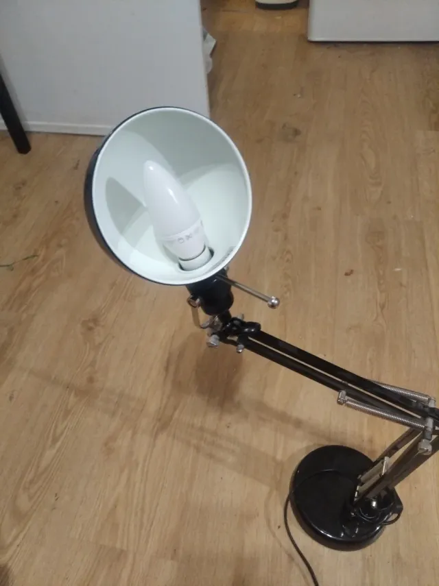 Lámpara de mesa metálica negra