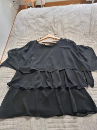 Blusa negra oversize volantes