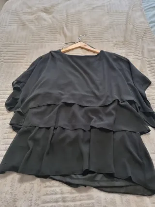 Blusa negra oversize volantes