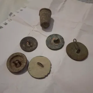 Dedal romano y 5 botones antiguos