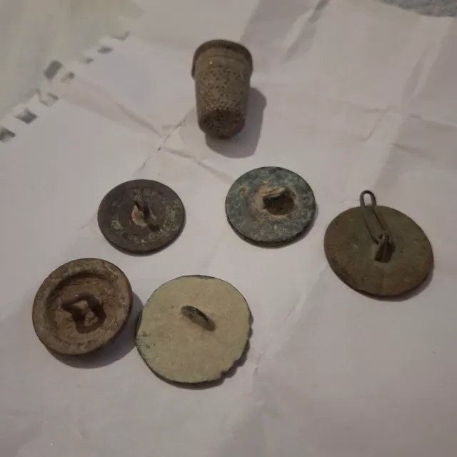 Dedal romano y 5 botones antiguos