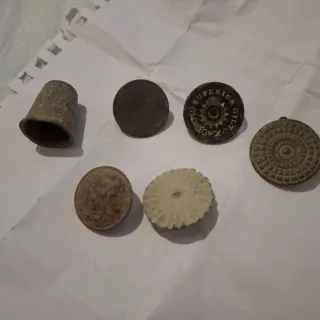 Dedal romano y 5 botones antiguos