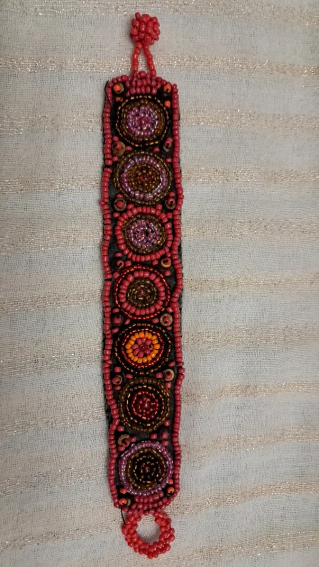 Pulsera artesanal de cuentas multicolor