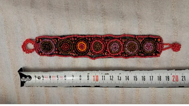 Pulsera artesanal de cuentas multicolor