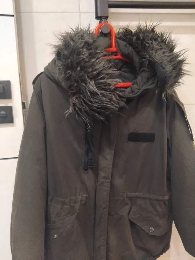 Chaqueta verde militar con capucha