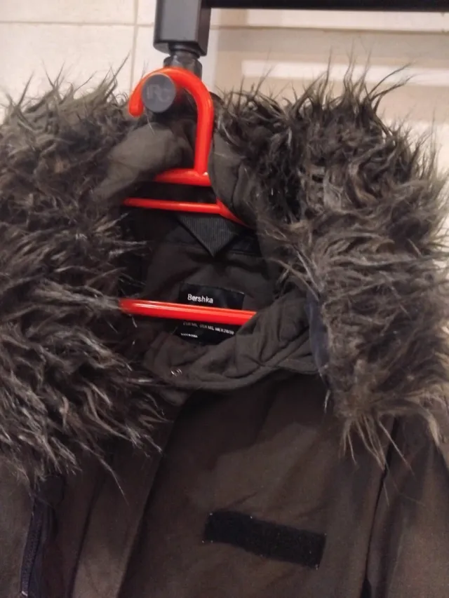 Chaqueta verde militar con capucha