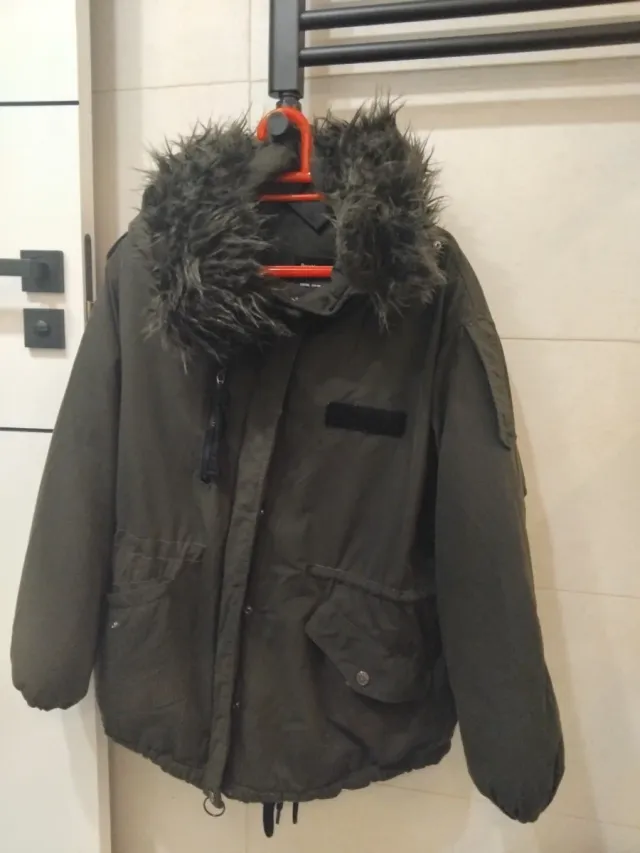 Chaqueta verde militar con capucha