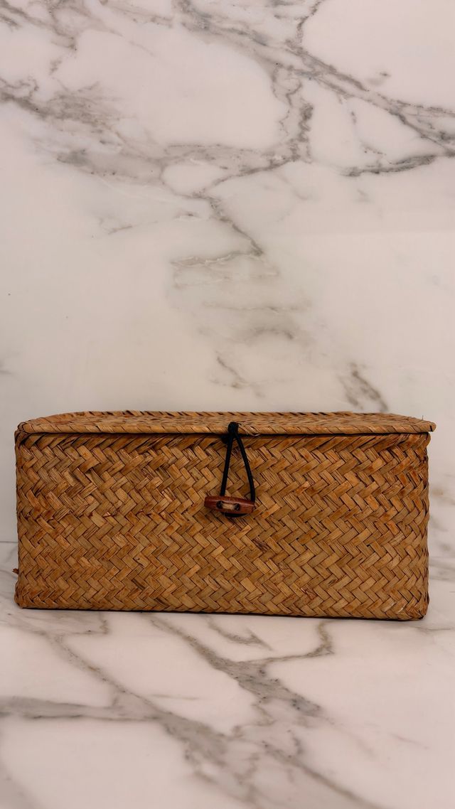 Cesta tejida de mimbre y madera