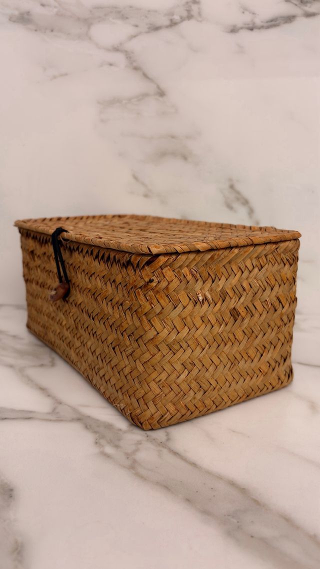 Cesta tejida de mimbre y madera