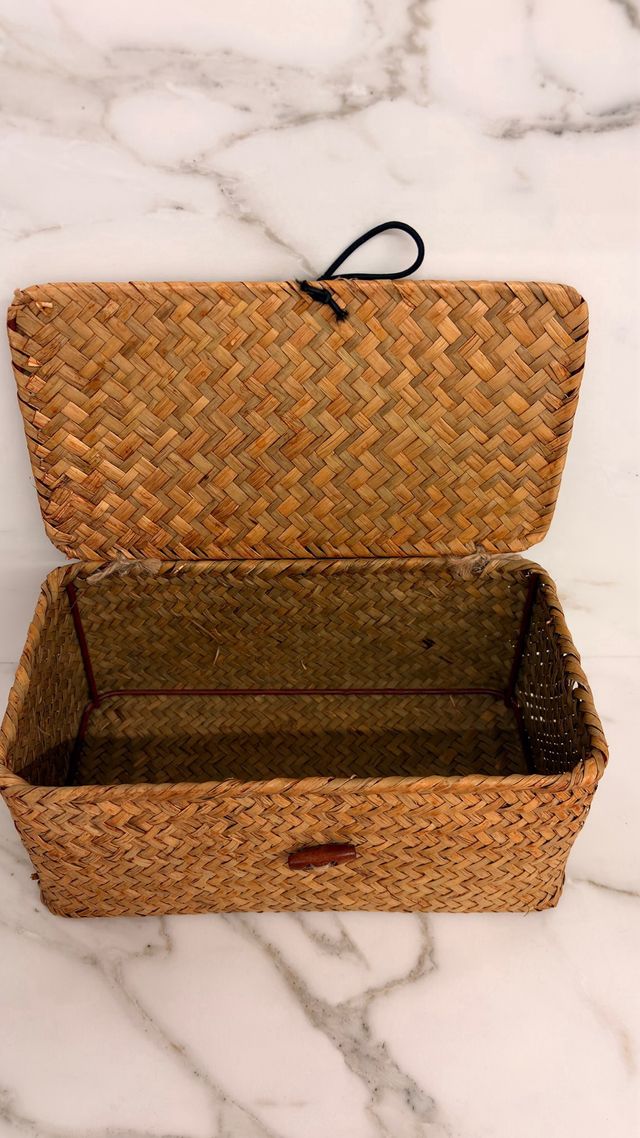 Cesta tejida de mimbre y madera