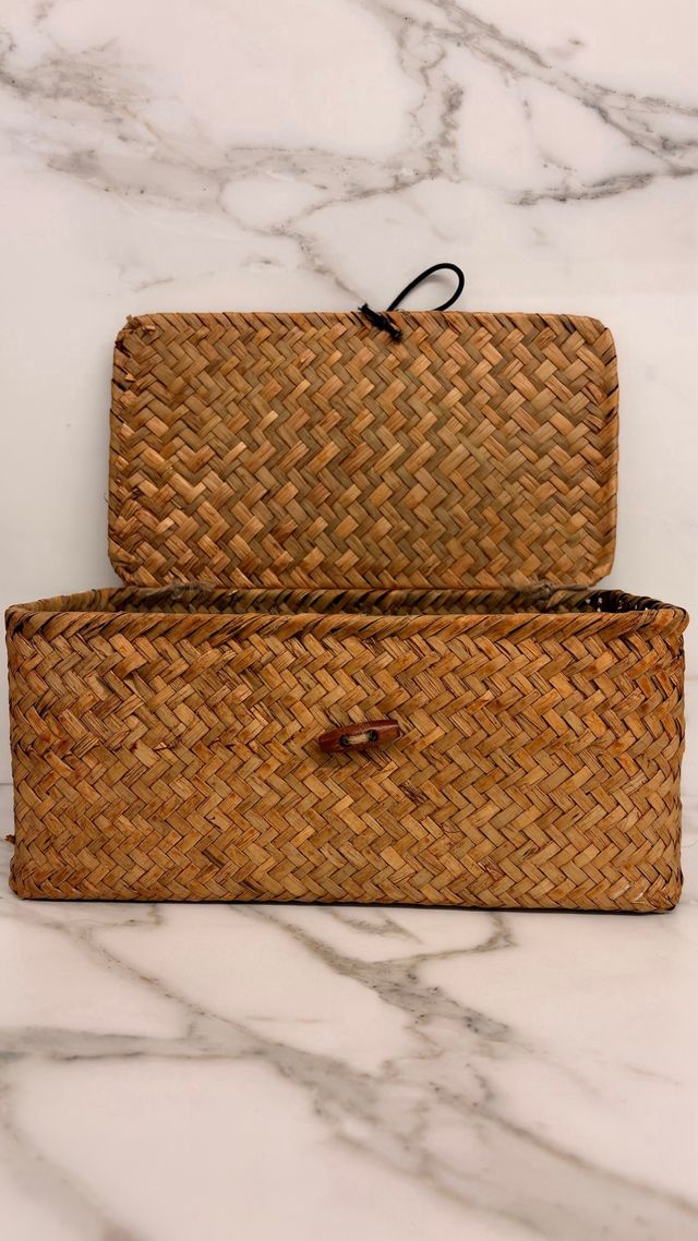 Cesta tejida de mimbre y madera