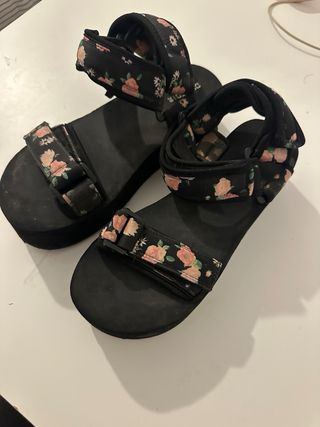Sandalias plataforma H&M negras con rosa