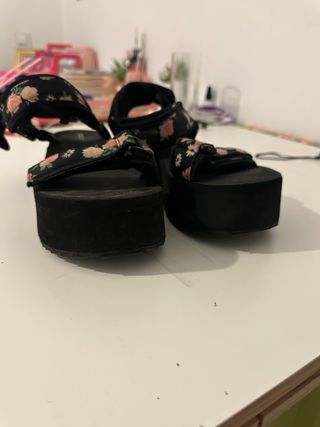 Sandalias plataforma H&M negras con rosa