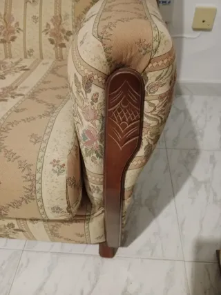 Sofá y sillones de tela y madera clásico