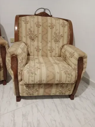 Sofá y sillones de tela y madera clásico