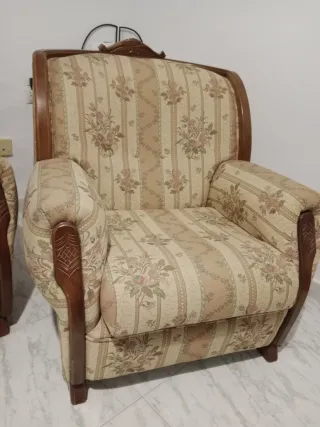 Sofá y sillones de tela y madera clásico