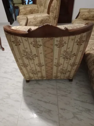 Sofá y sillones de tela y madera clásico