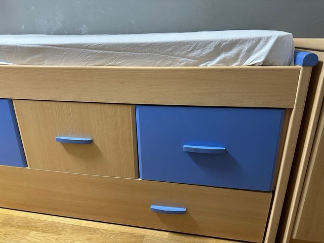 Letto a castello con letto aggiuntivo e materasso