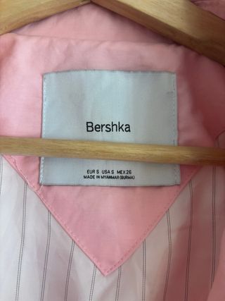 Chubasquero rosa Bershka Talla M