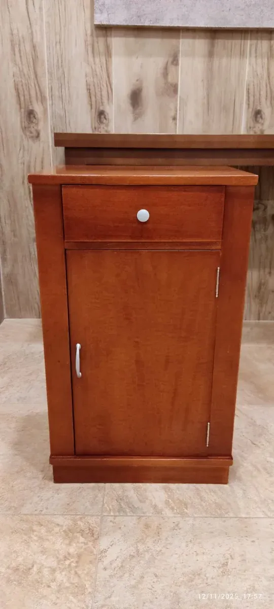 Mesita de noche de madera